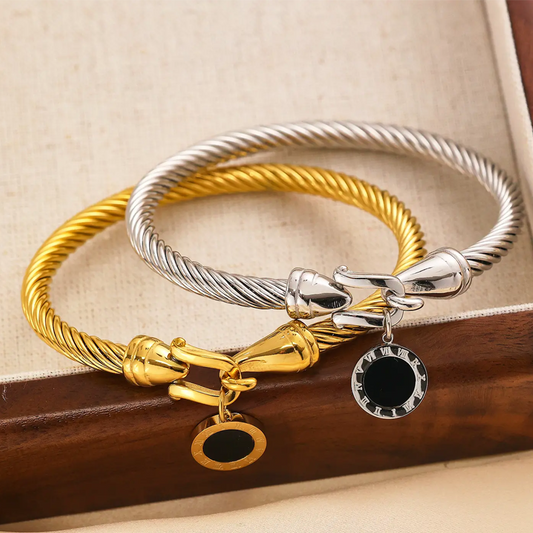 Vintage-Inspired Delicate Spiral Rope Texture Bracelet with Horseshoe Clasp